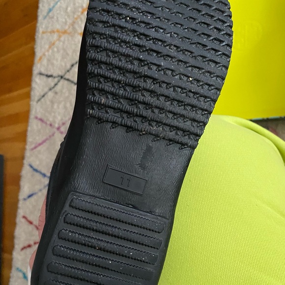 Tory Burch boots slight wear on bottom heal tread size 11 - Picture 3 of 6